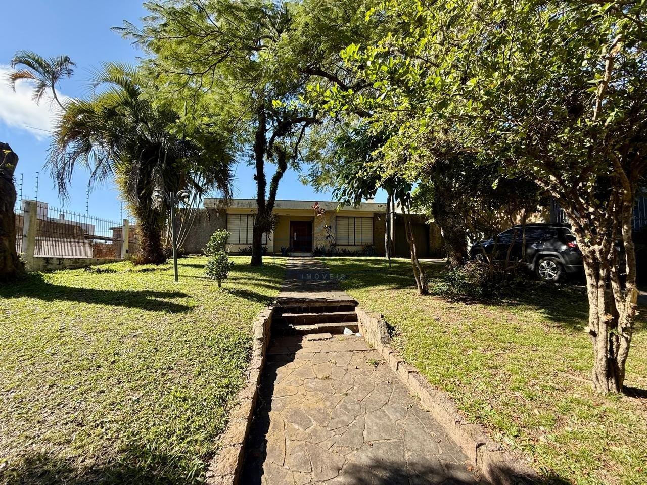 Casa à venda com 220m², 4 dormitórios, 1 suíte, 7 vagas no bairro Santa Tereza em Porto Alegre - Foto 1
