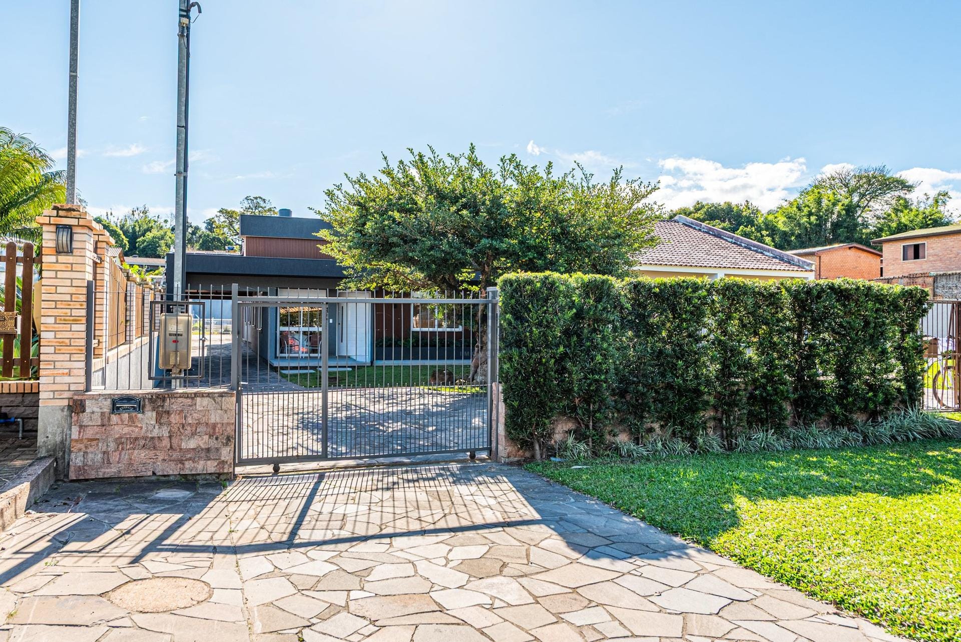 Casa à venda com 178m², 3 dormitórios, 1 suíte, 3 vagas no bairro Belém Novo em Porto Alegre - Foto 1