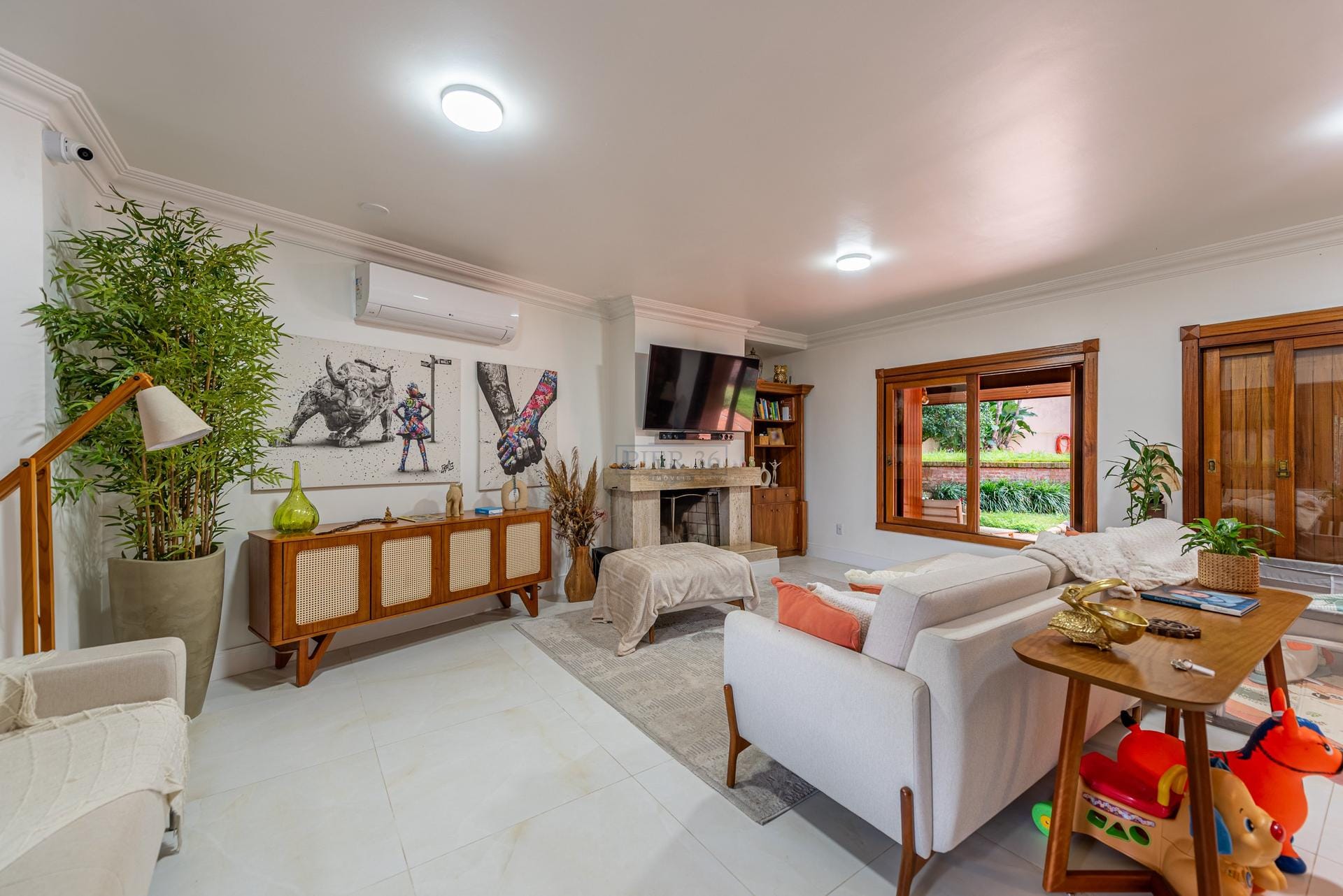Casa à venda com 344m², 4 dormitórios, 1 suíte, 3 vagas no bairro Ipanema em Porto Alegre - Foto 1