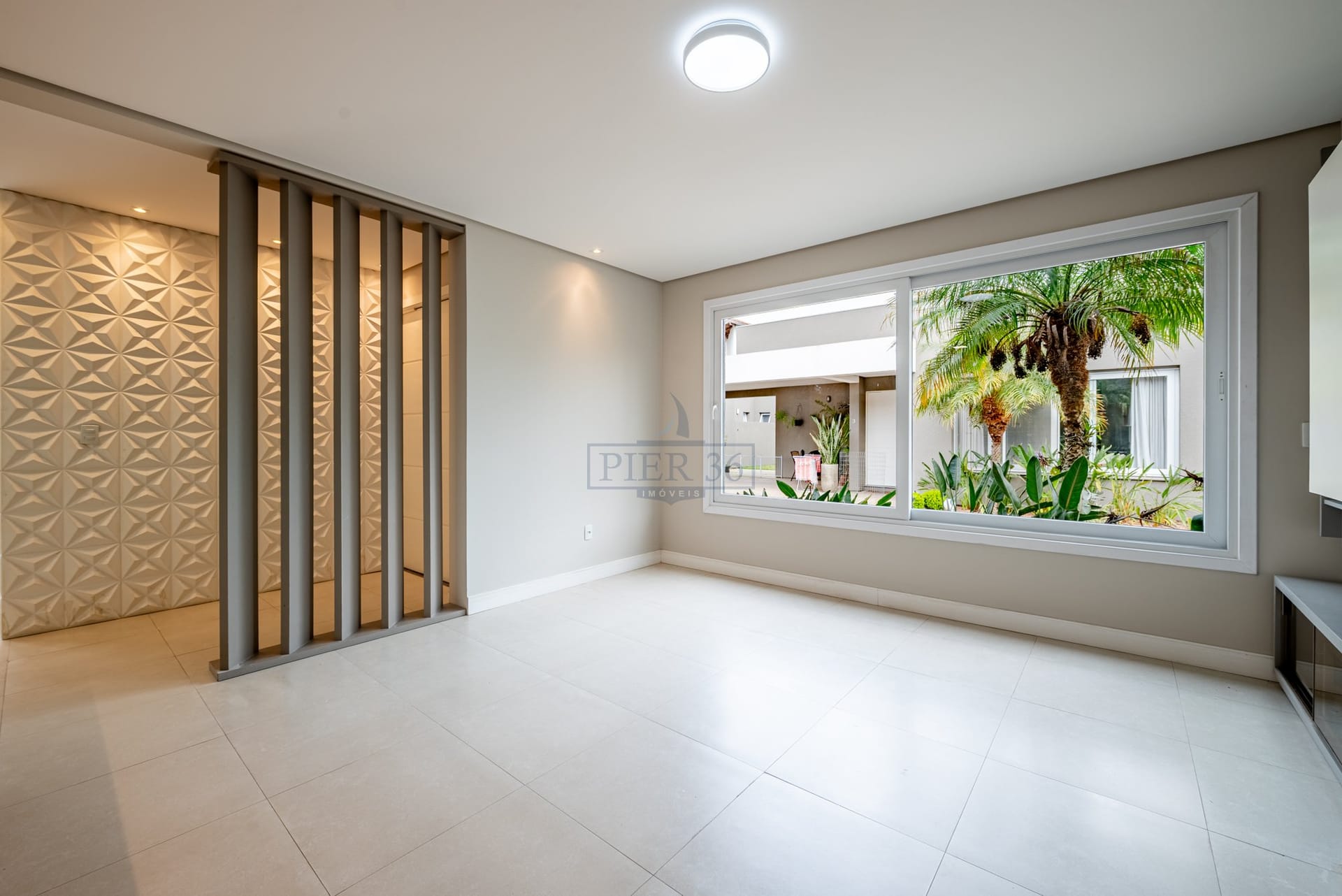 Casa em Condomínio à venda com 168m², 3 dormitórios, 3 suítes, 3 vagas no bairro Guarujá em Porto Alegre - Foto 1