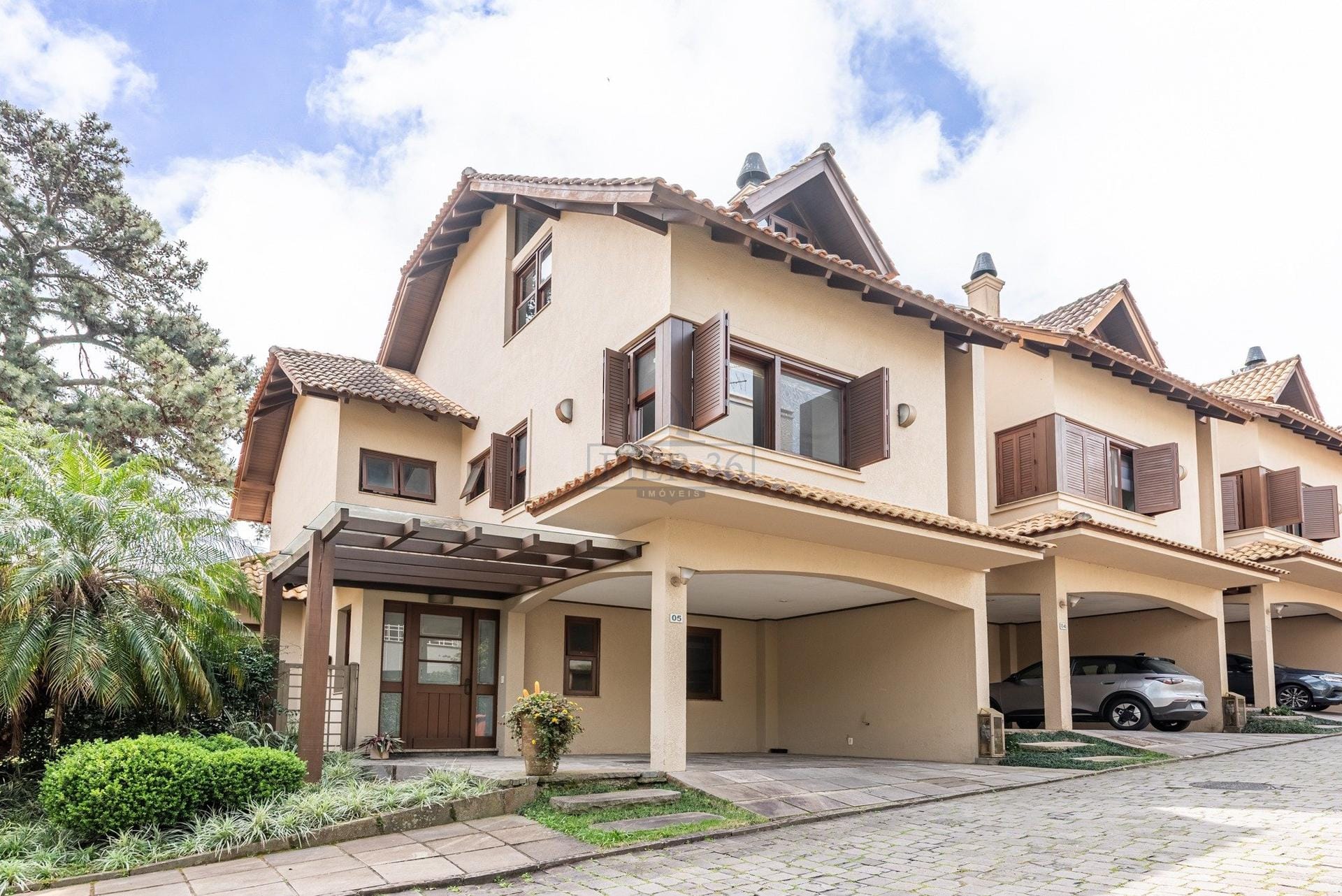 Casa em Condomínio à venda com 339m², 3 dormitórios, 1 suíte, 3 vagas no bairro Pedra Redonda em Porto Alegre - Foto 1