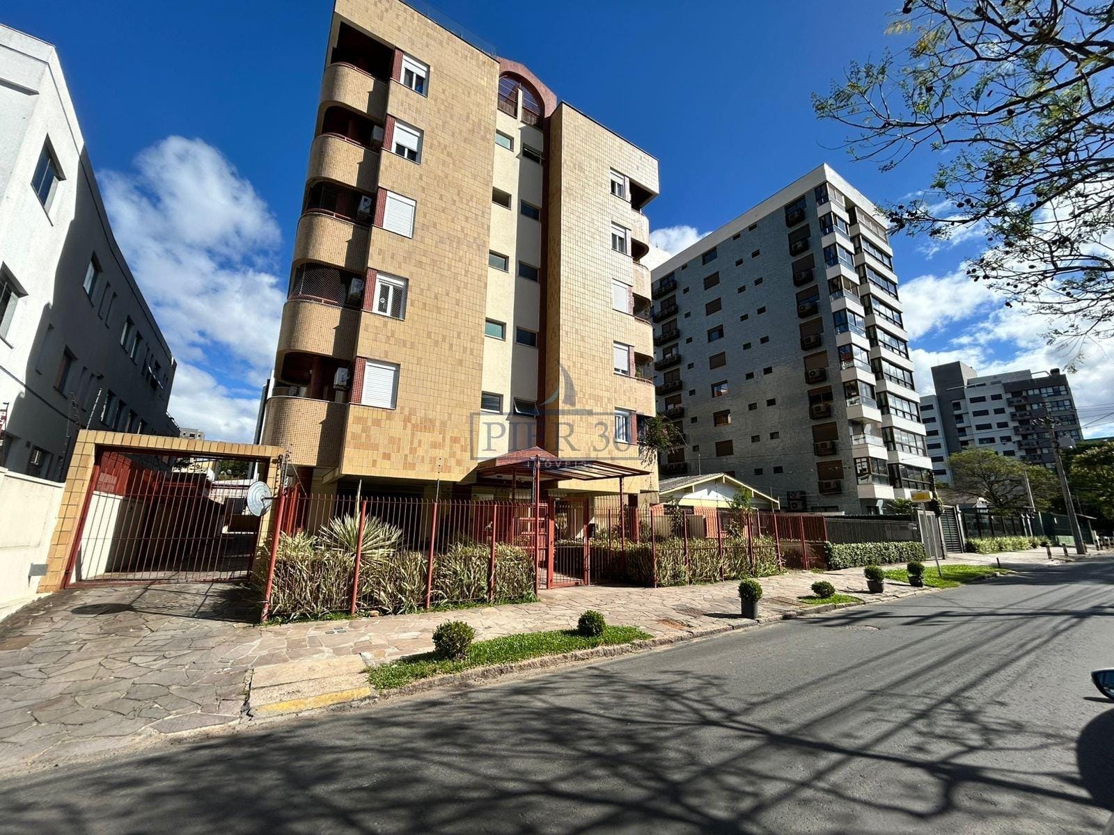Apartamento à venda com 117m², 3 dormitórios, 1 suíte, 2 vagas no bairro Tristeza em Porto Alegre - Foto 1