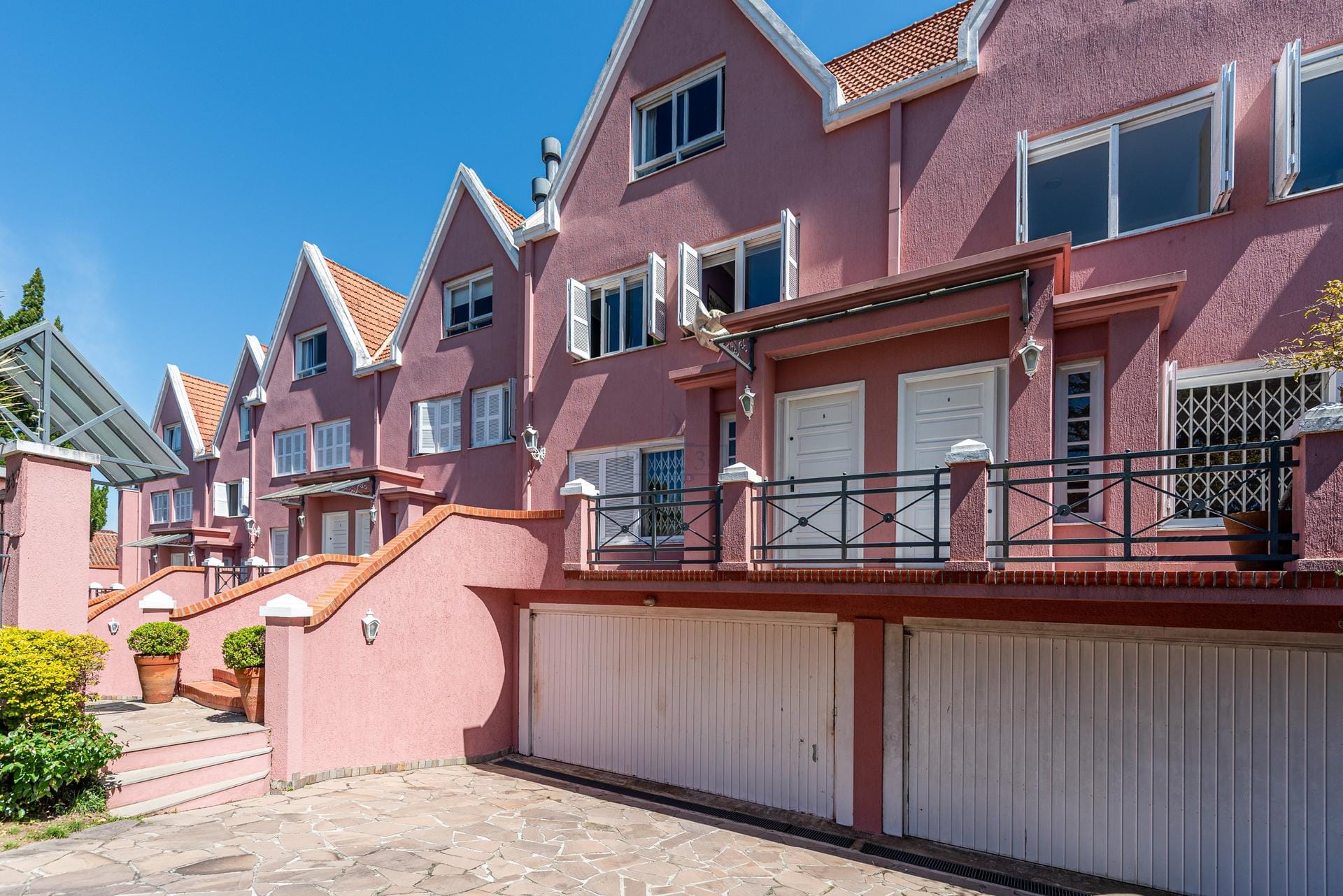 Casa em Condomínio à venda com 214m², 3 dormitórios, 1 suíte, 2 vagas no bairro Vila Assunção em Porto Alegre - Foto 1