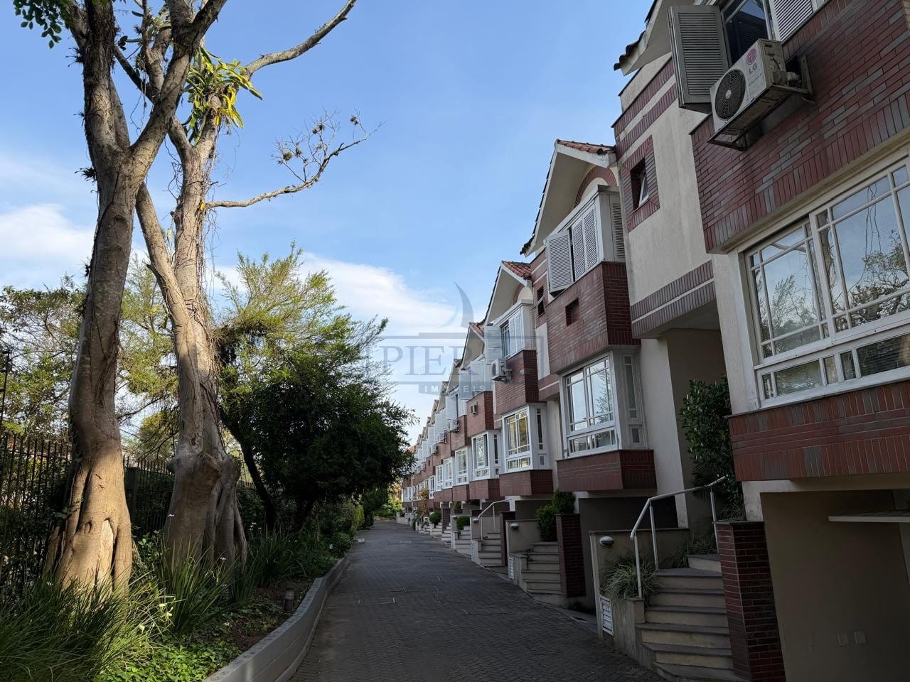 Casa em Condomínio à venda com 250m², 3 dormitórios, 1 suíte, 3 vagas no bairro Tristeza em Porto Alegre - Foto 1