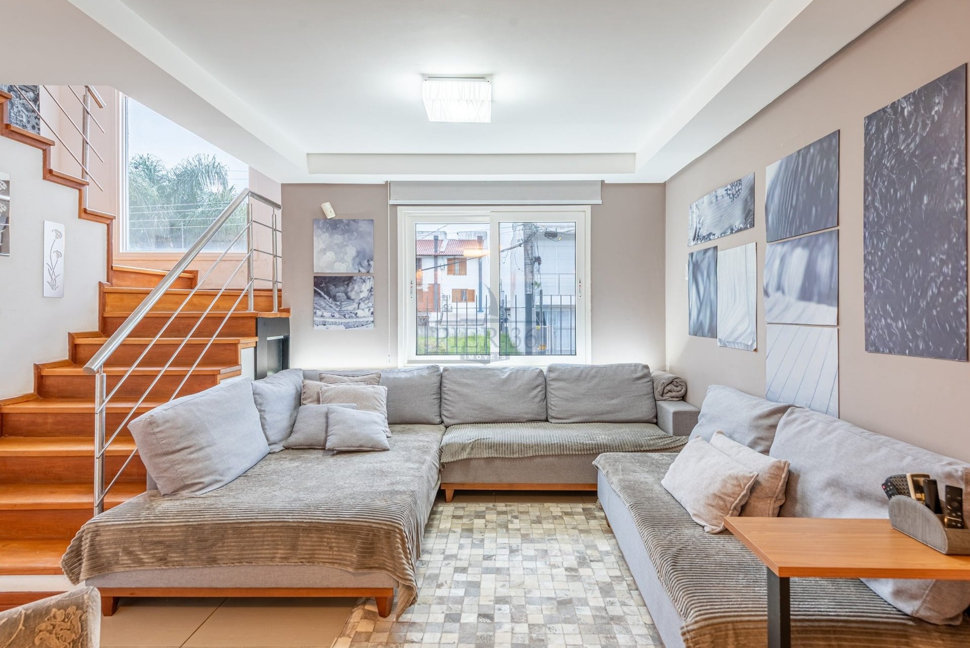 Casa à venda com 183m², 3 dormitórios, 1 suíte, 3 vagas no bairro Guarujá em Porto Alegre - Foto 1