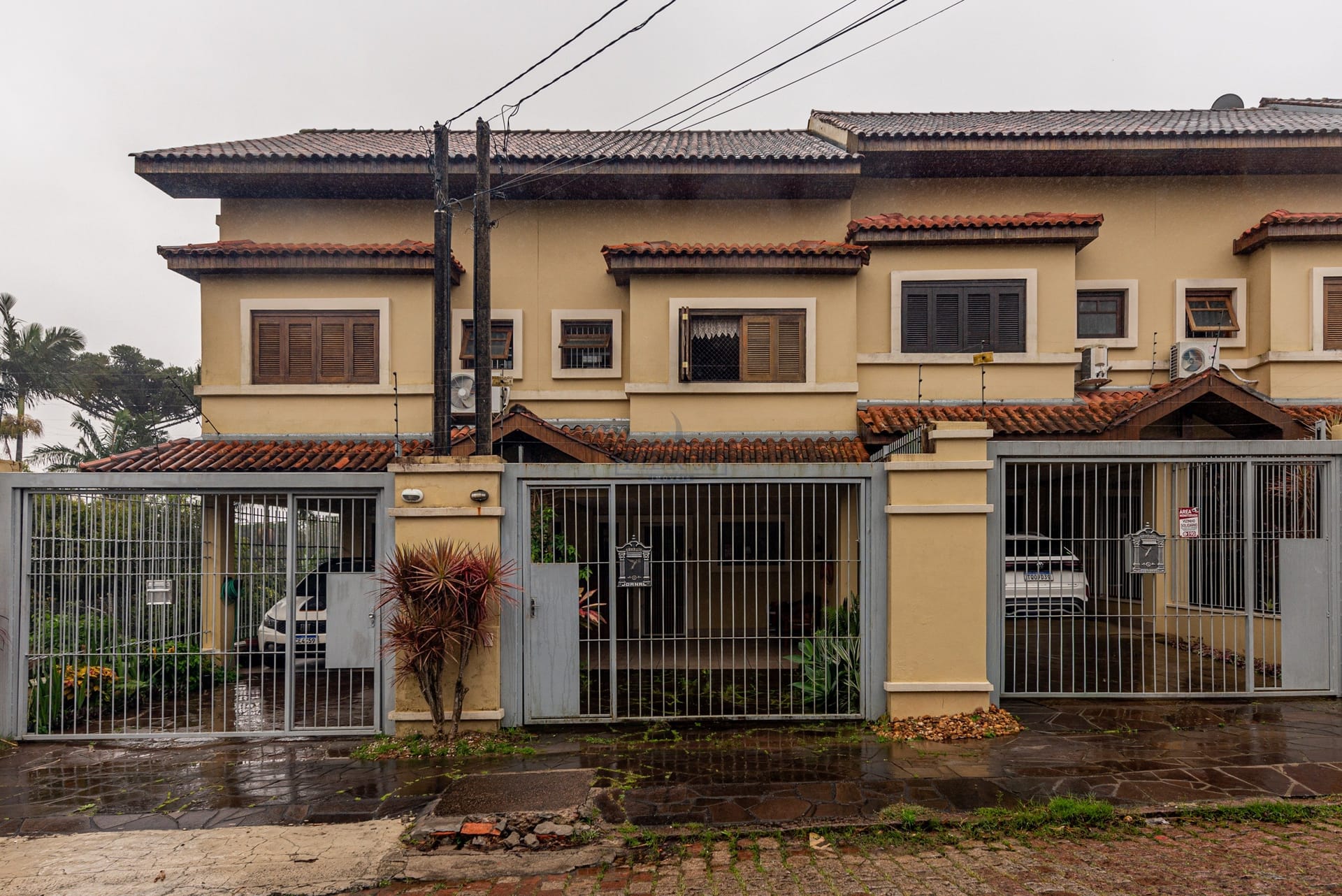 Casa à venda com 163m², 3 dormitórios, 1 suíte, 2 vagas no bairro Tristeza em Porto Alegre - Foto 1