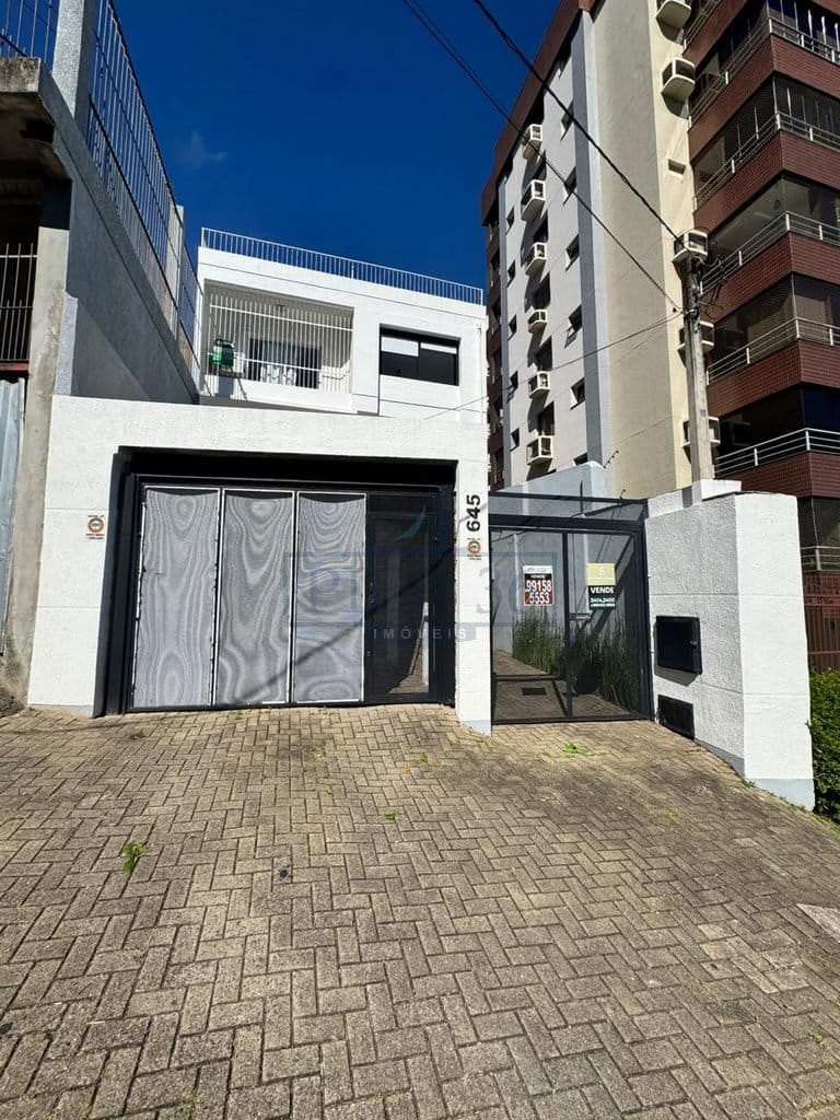 Casa à venda com 257m², 3 dormitórios, 1 suíte, 1 vaga no bairro Menino Deus em Porto Alegre - Foto 1