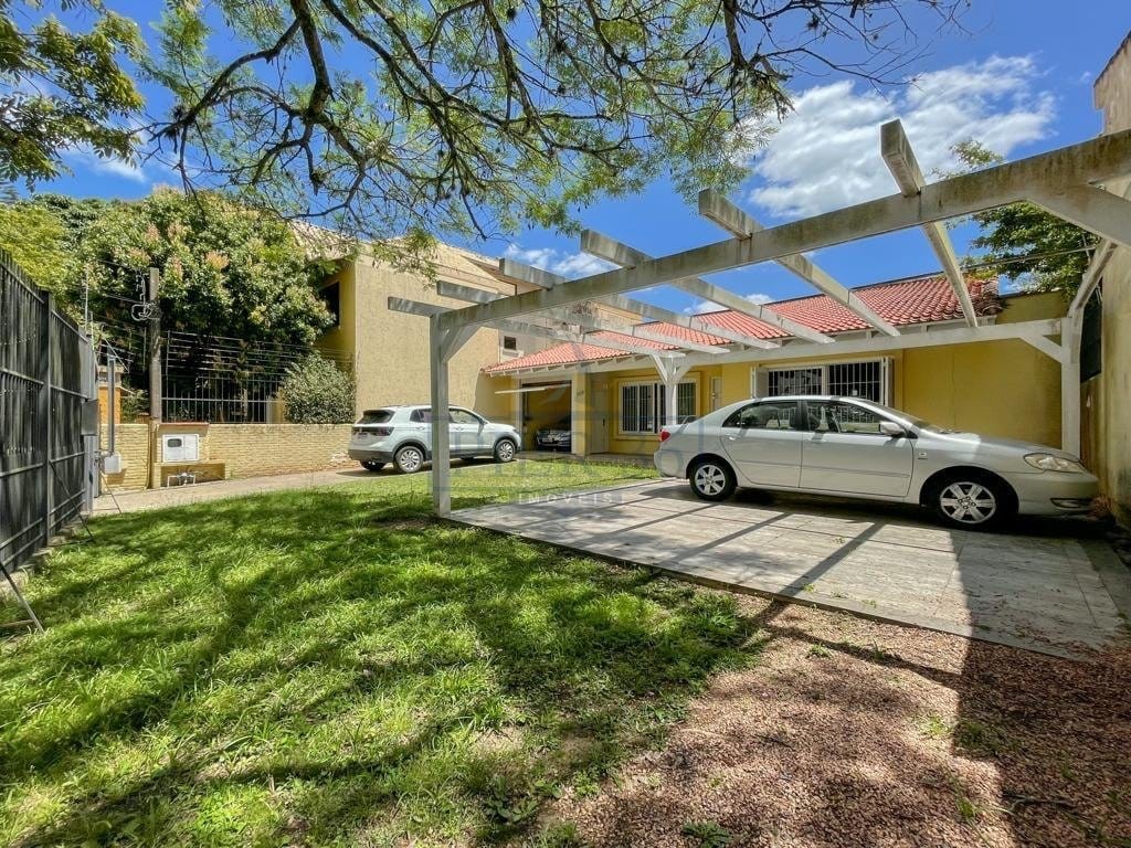 Casa à venda com 461m², 3 dormitórios, 1 suíte, 4 vagas no bairro Ipanema em Porto Alegre - Foto 1