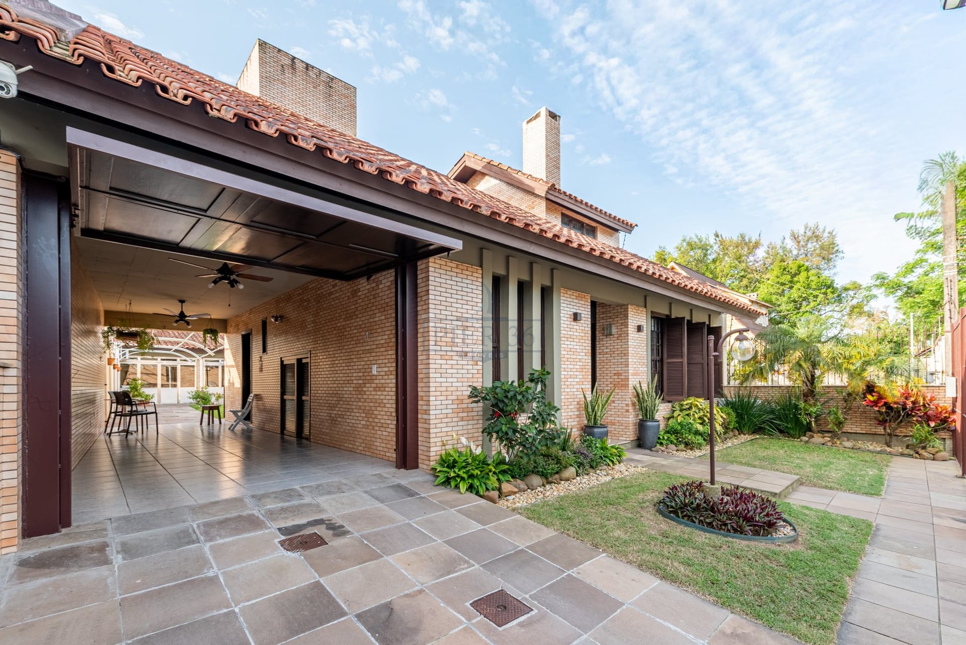 Casa à venda com 251m², 3 dormitórios, 1 suíte, 3 vagas no bairro Ipanema em Porto Alegre - Foto 1