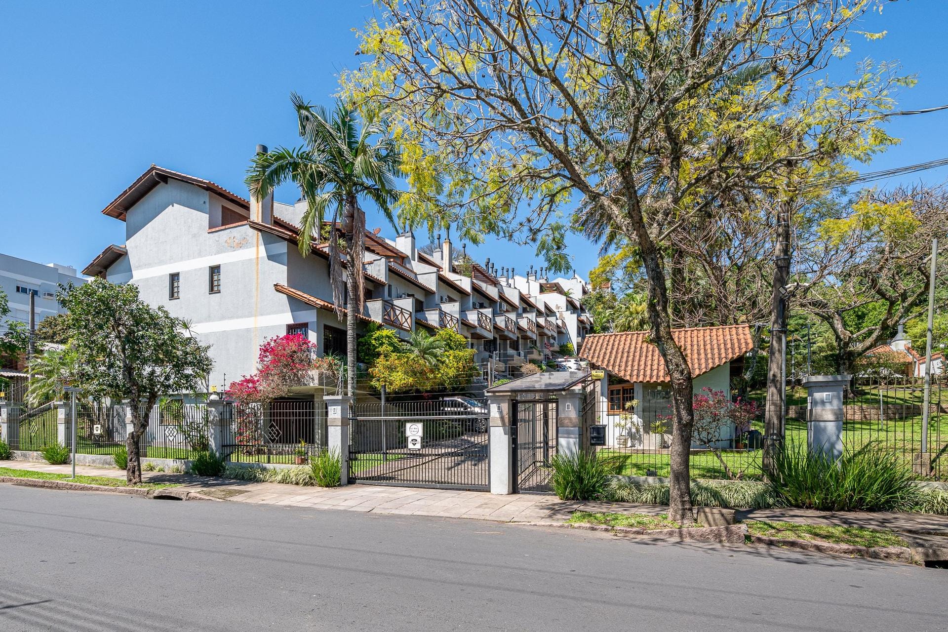 Casa em Condomínio à venda com 174m², 3 dormitórios, 1 suíte, 3 vagas no bairro Tristeza em Porto Alegre - Foto 1