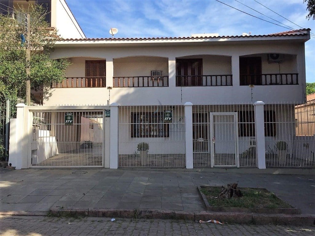 Casa à venda com 412m², 4 dormitórios, 2 suítes, 3 vagas no bairro Medianeira em Porto Alegre - Foto 1