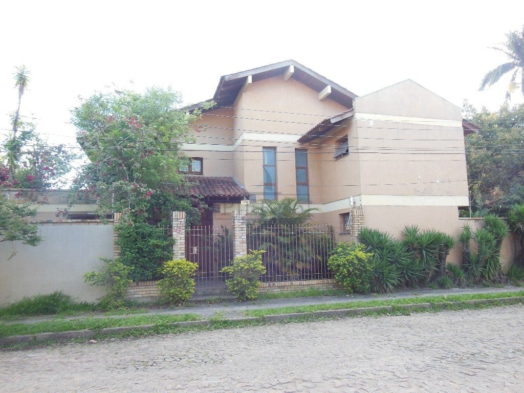 Casa à venda com 219m², 3 dormitórios, 1 suíte, 3 vagas no bairro Tristeza em Porto Alegre - Foto 1