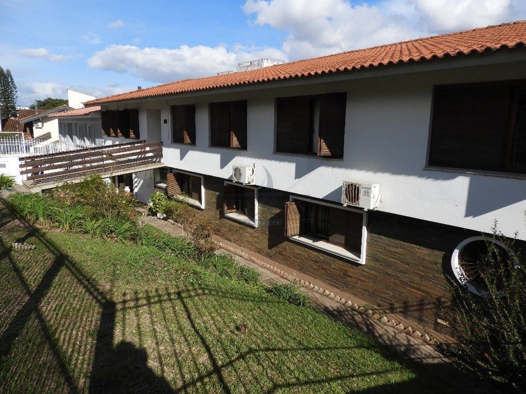 Casa à venda com 563m², 5 dormitórios, 1 suíte, 4 vagas no bairro Vila Assunção em Porto Alegre - Foto 1