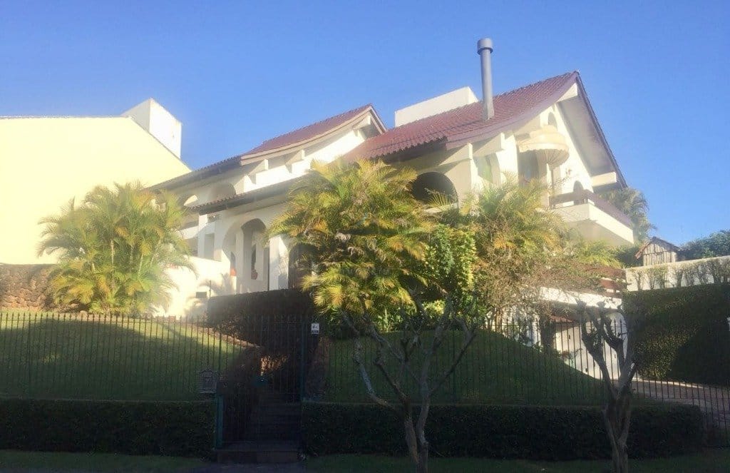 Casa à venda com 455m², 3 dormitórios, 3 suítes, 5 vagas no bairro Vila Assunção em Porto Alegre - Foto 1