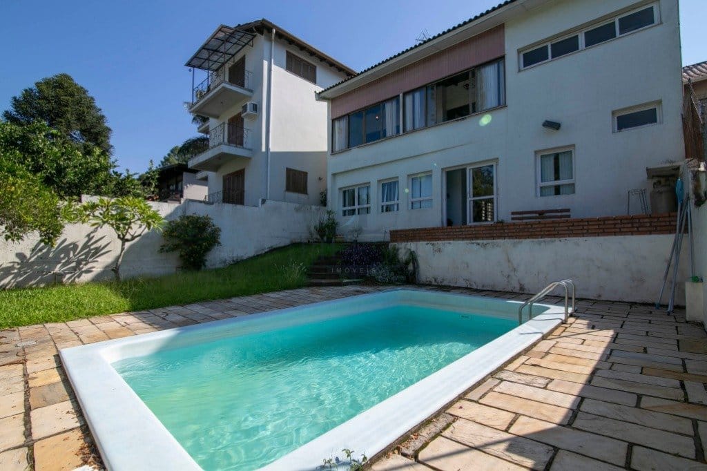 Casa à venda com 421m², 3 dormitórios, 1 suíte, 8 vagas no bairro Vila Assunção em Porto Alegre - Foto 1