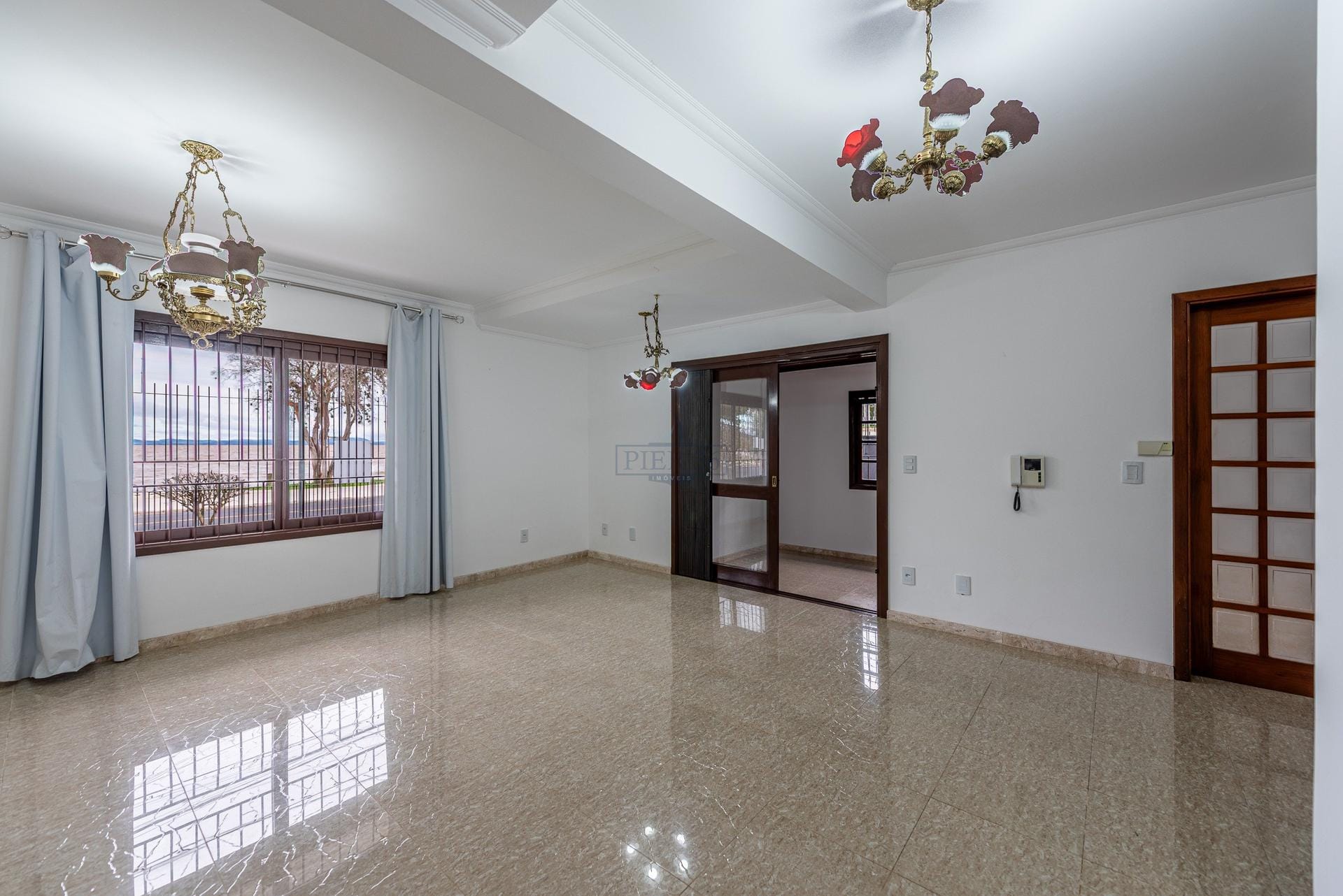 Casa à venda com 248m², 3 dormitórios, 1 suíte, 2 vagas no bairro Ipanema em Porto Alegre - Foto 1