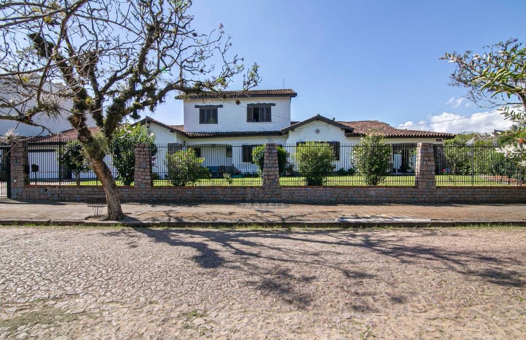 Casa à venda com 377m², 4 dormitórios, 3 suítes, 5 vagas no bairro Vila Assunção em Porto Alegre - Foto 1