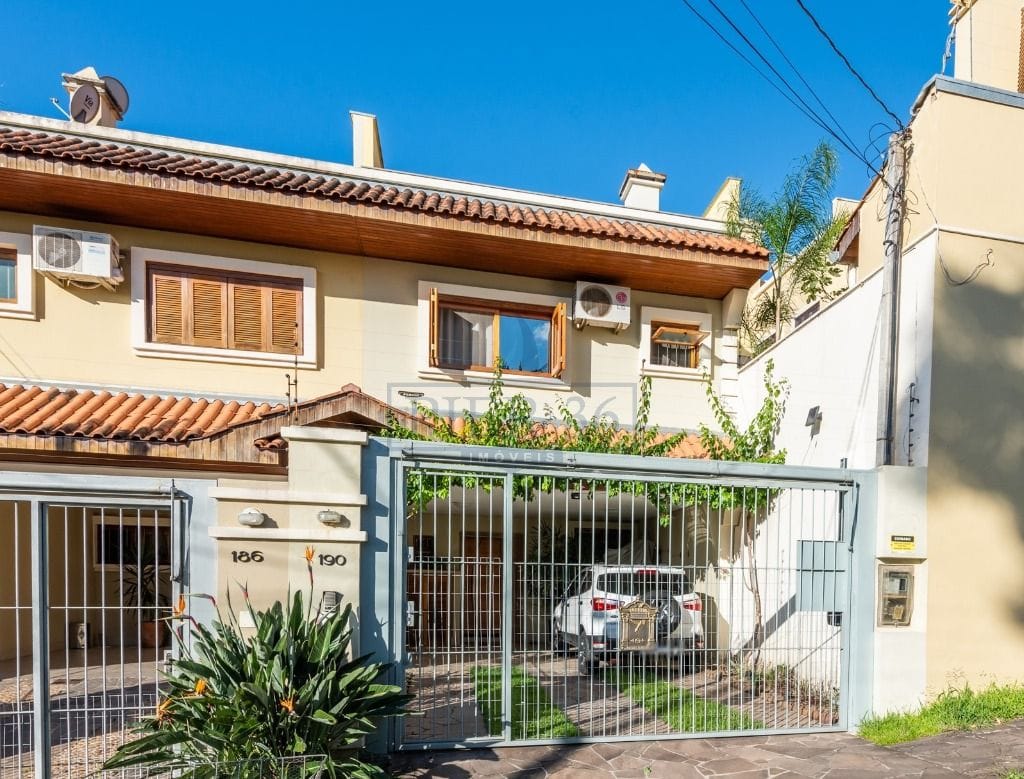 Casa à venda com 185m², 3 dormitórios, 1 suíte, 4 vagas no bairro Tristeza em Porto Alegre - Foto 1