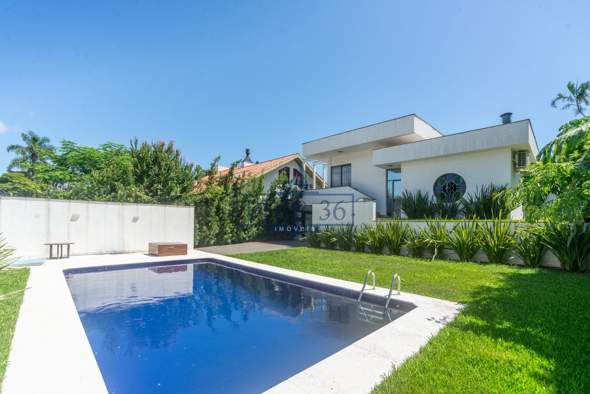 Casa à venda com 266m², 3 dormitórios, 1 suíte, 4 vagas no bairro Jardim Isabel em Porto Alegre - Foto 1