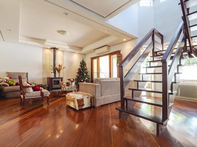03_Acesso sala de estar e escada para área íntima