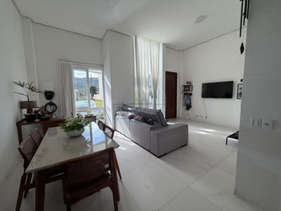 02_living pé-direito alto