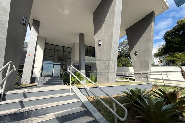 02_pilotis_portico.jpg